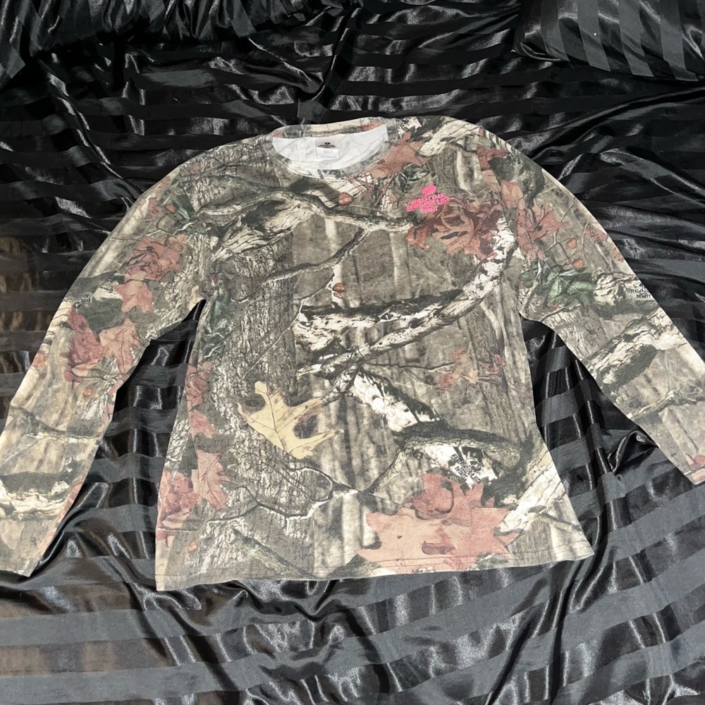 Men’s Mossy oak Camo long sleeve.